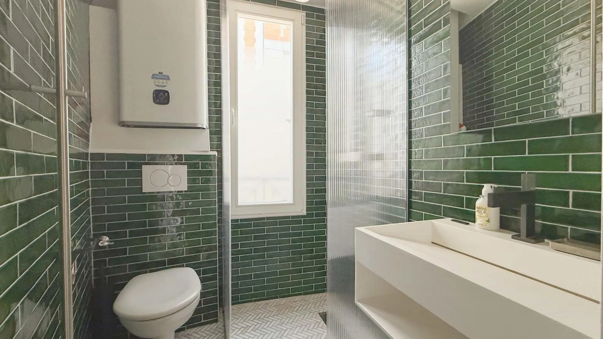 Superb Spacious Apartment Located At Mont Cenis Paris